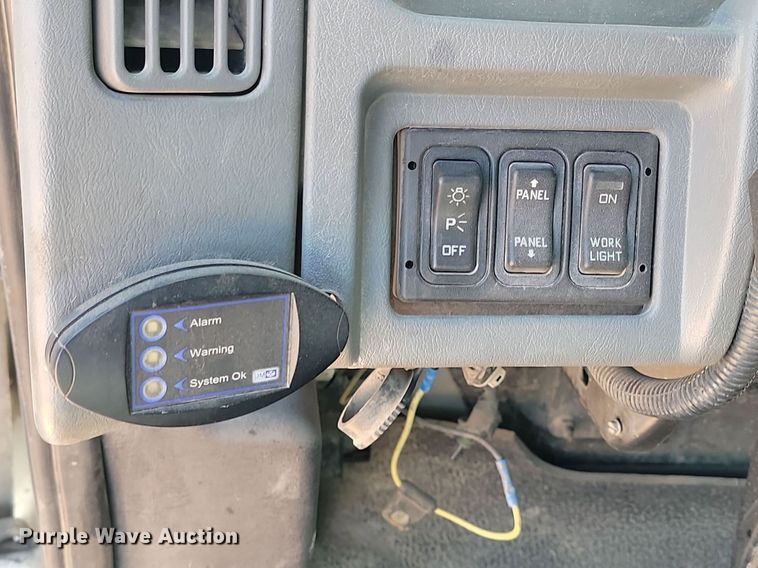 image for item NZ9766 2005 International  7600 6x4 roll-off container truck