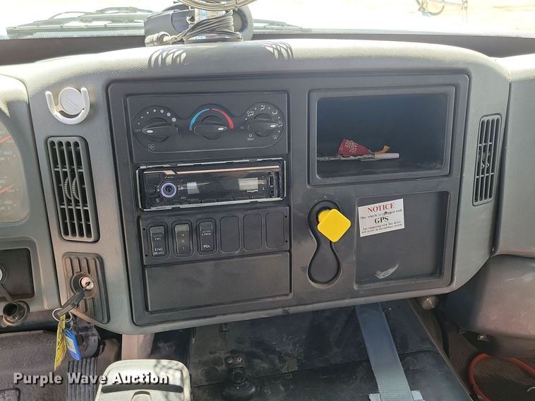 image for item NZ9766 2005 International  7600 6x4 roll-off container truck