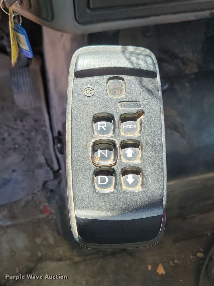 image for item NZ9766 2005 International  7600 6x4 roll-off container truck