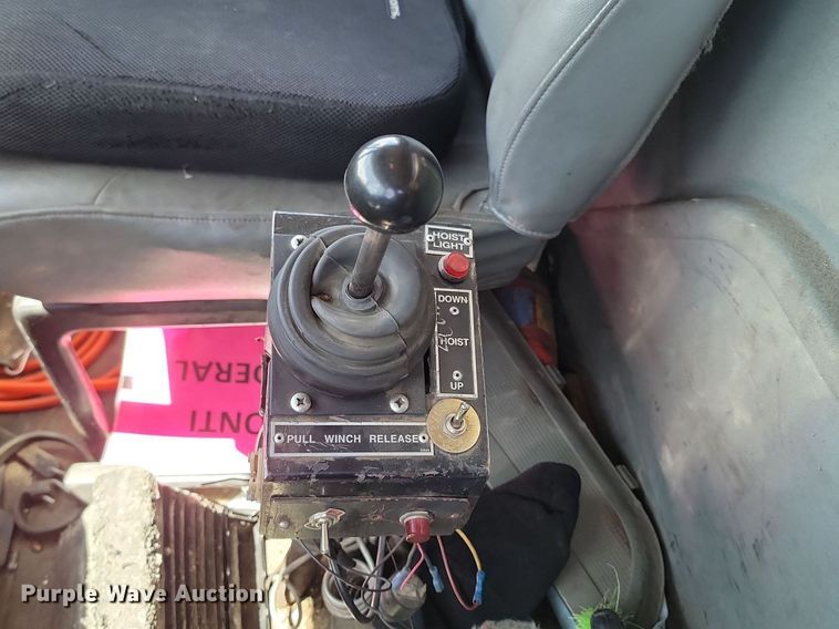 image for item NZ9766 2005 International  7600 6x4 roll-off container truck