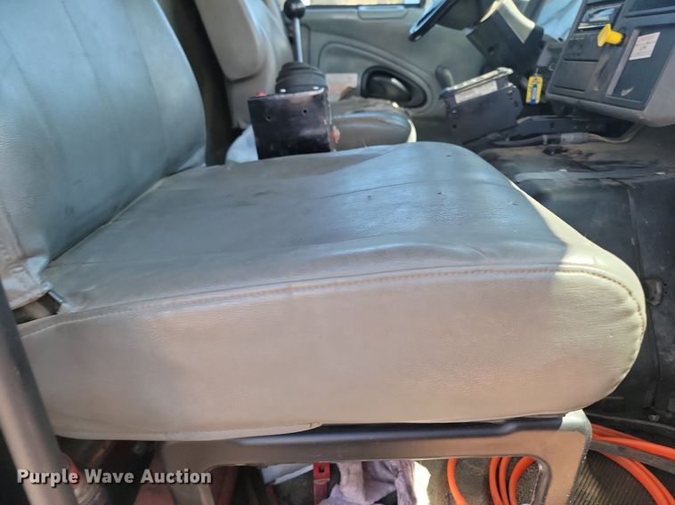 image for item NZ9766 2005 International  7600 6x4 roll-off container truck