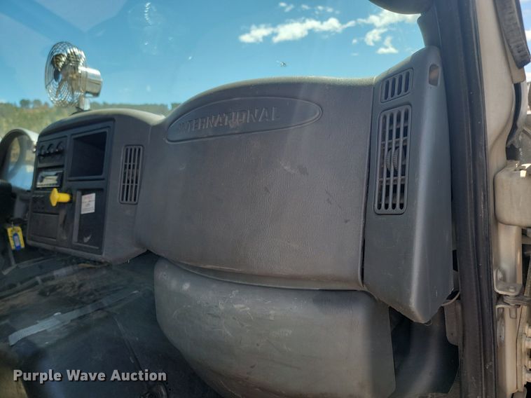 image for item NZ9766 2005 International  7600 6x4 roll-off container truck