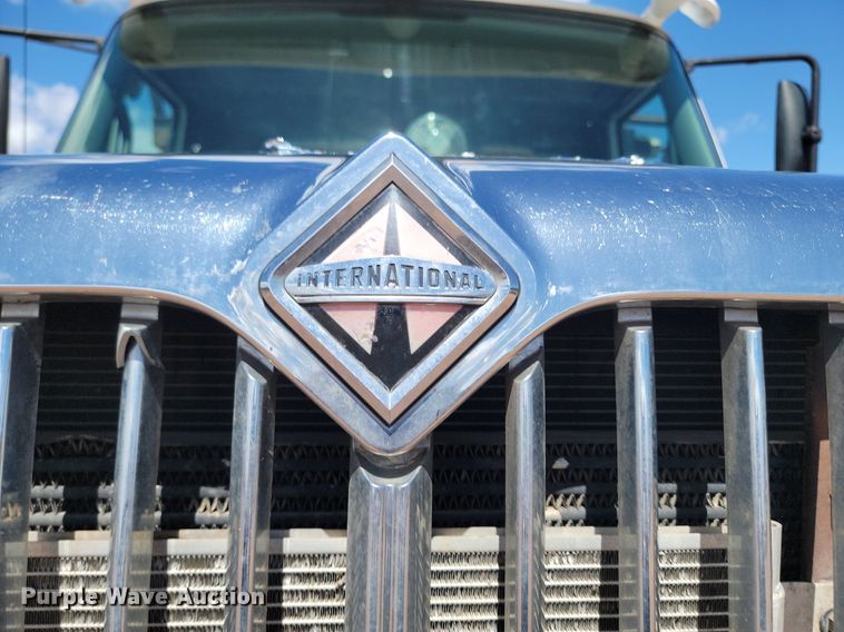 image for item NZ9766 2005 International  7600 6x4 roll-off container truck