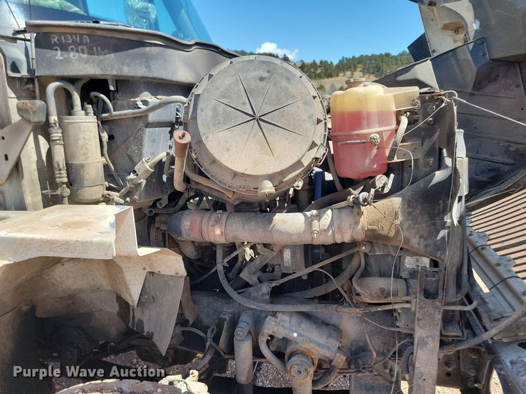 image for item NZ9766 2005 International  7600 6x4 roll-off container truck