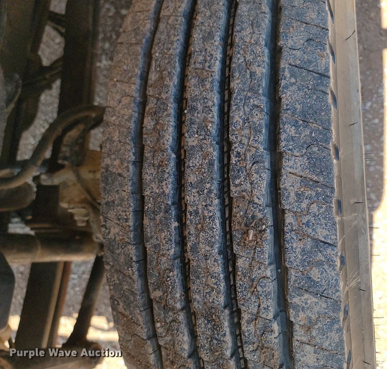 image for item NZ9766 2005 International  7600 6x4 roll-off container truck