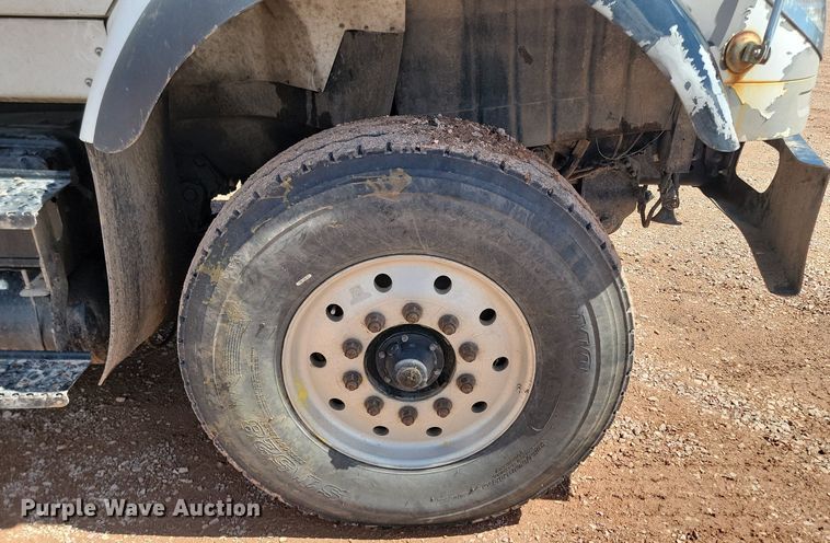 image for item NZ9766 2005 International  7600 6x4 roll-off container truck