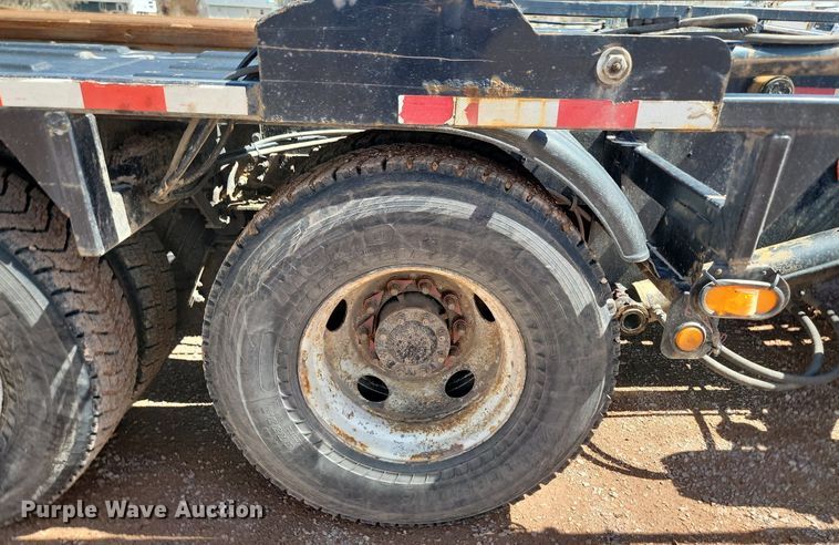 image for item NZ9766 2005 International  7600 6x4 roll-off container truck