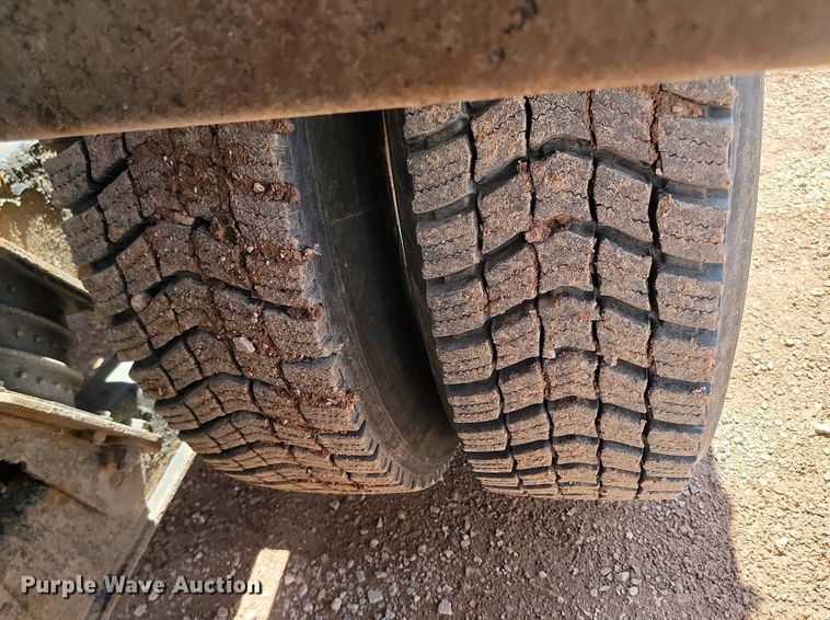 image for item NZ9766 2005 International  7600 6x4 roll-off container truck