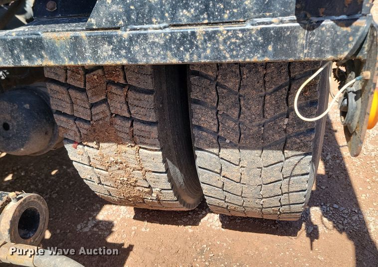 image for item NZ9766 2005 International  7600 6x4 roll-off container truck