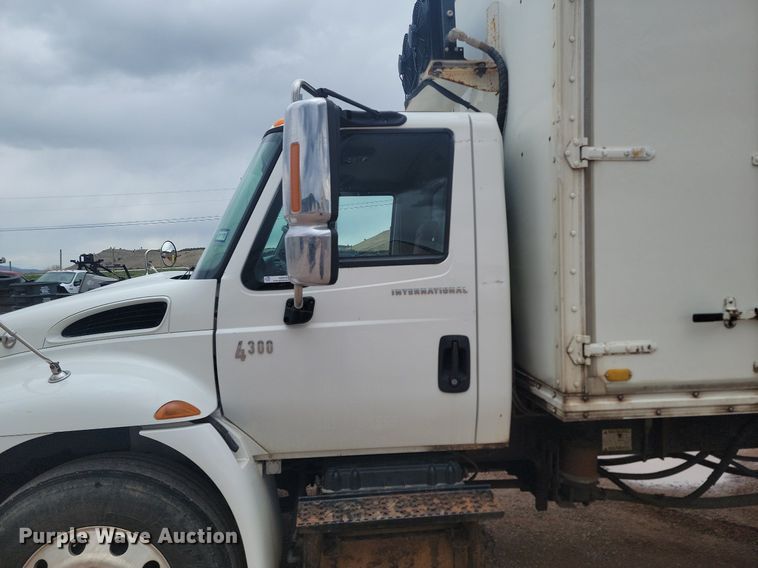 image for item NZ9767 2003 International  4300 SBA  paper shredder truck