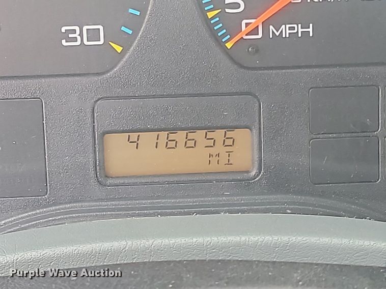 image for item NZ9767 2003 International  4300 SBA  paper shredder truck