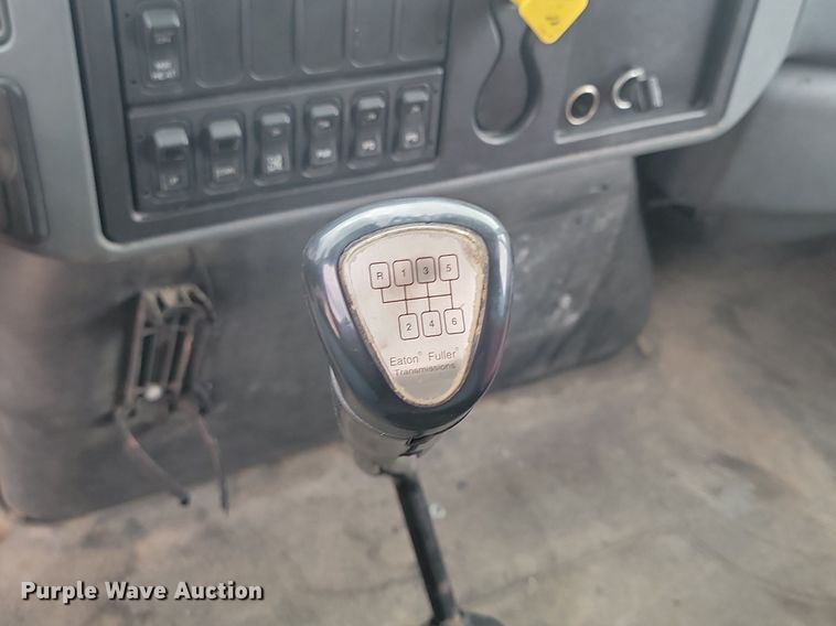 image for item NZ9767 2003 International  4300 SBA  paper shredder truck