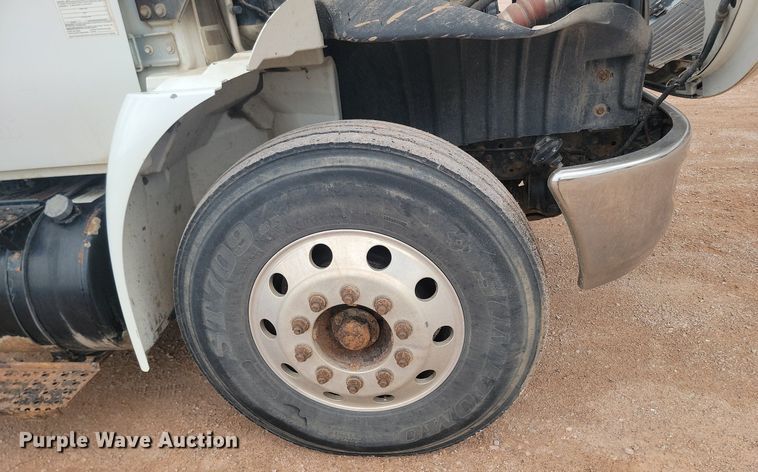 image for item NZ9767 2003 International  4300 SBA  paper shredder truck