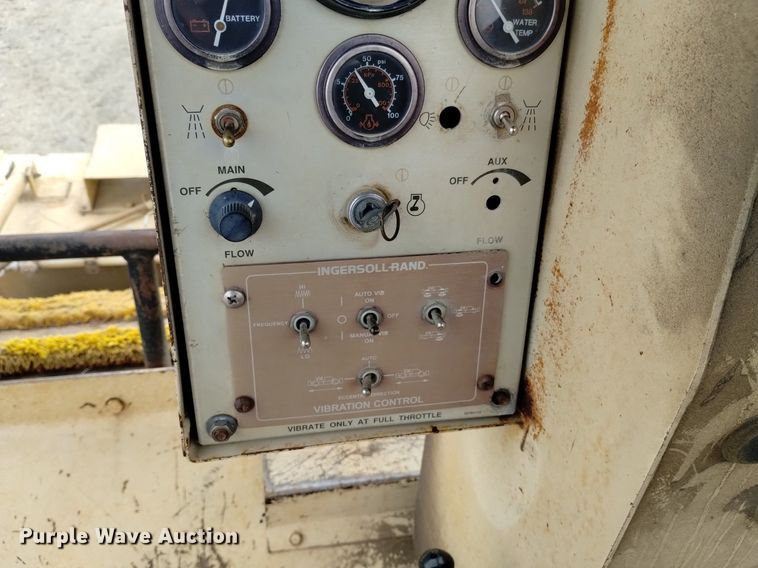 image for item OE9114 1993 Ingersoll Rand  DD-110 double drum vibratory roller