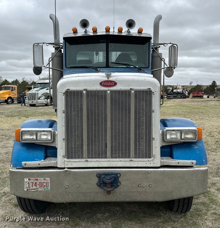 image for item OE9120 2001 Peterbilt  378 semi truck