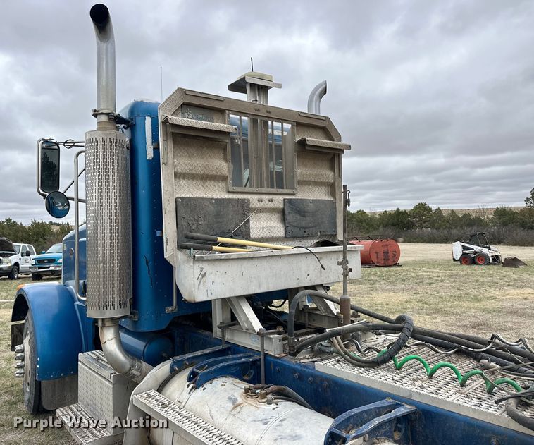 image for item OE9120 2001 Peterbilt  378 semi truck