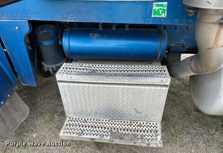 image for item OE9120 2001 Peterbilt  378 semi truck