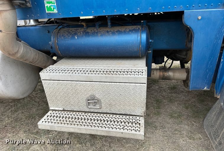 image for item OE9120 2001 Peterbilt  378 semi truck