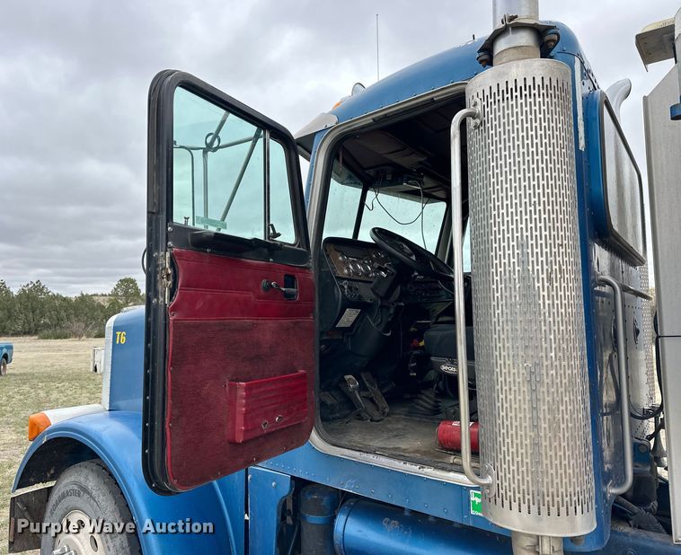 image for item OE9120 2001 Peterbilt  378 semi truck