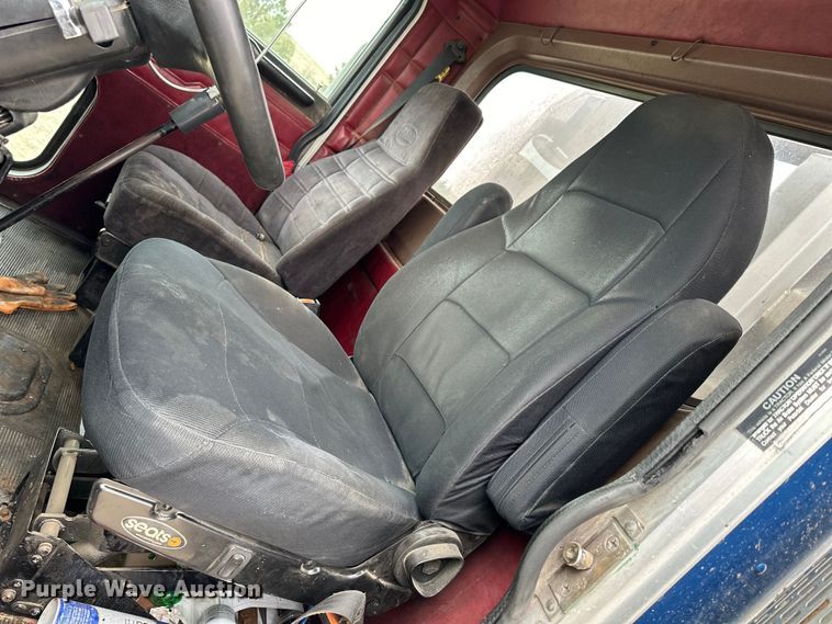 image for item OE9120 2001 Peterbilt  378 semi truck