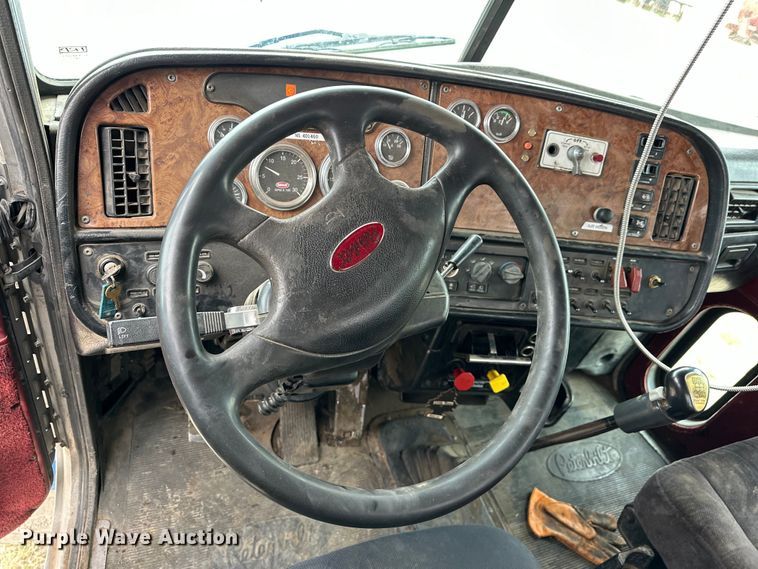 image for item OE9120 2001 Peterbilt  378 semi truck