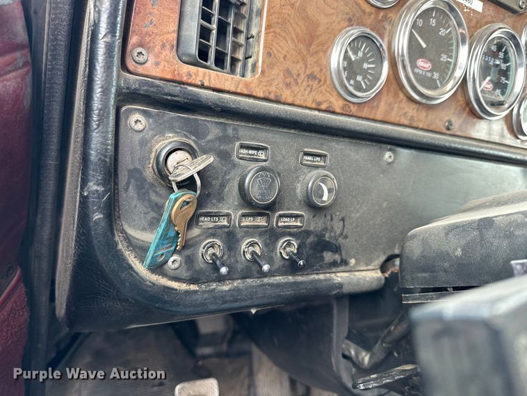 image for item OE9120 2001 Peterbilt  378 semi truck