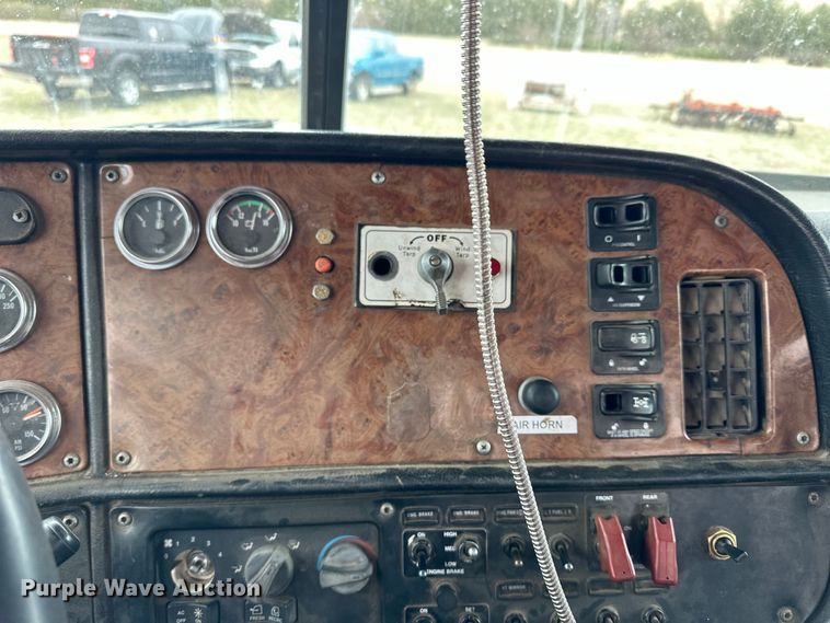 image for item OE9120 2001 Peterbilt  378 semi truck