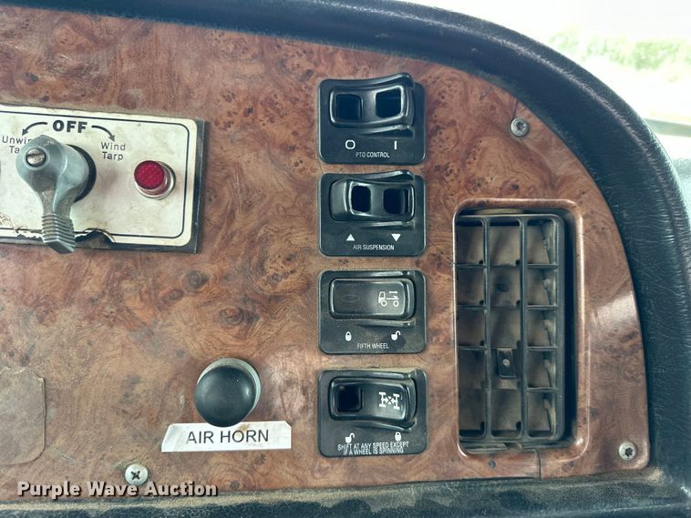 image for item OE9120 2001 Peterbilt  378 semi truck