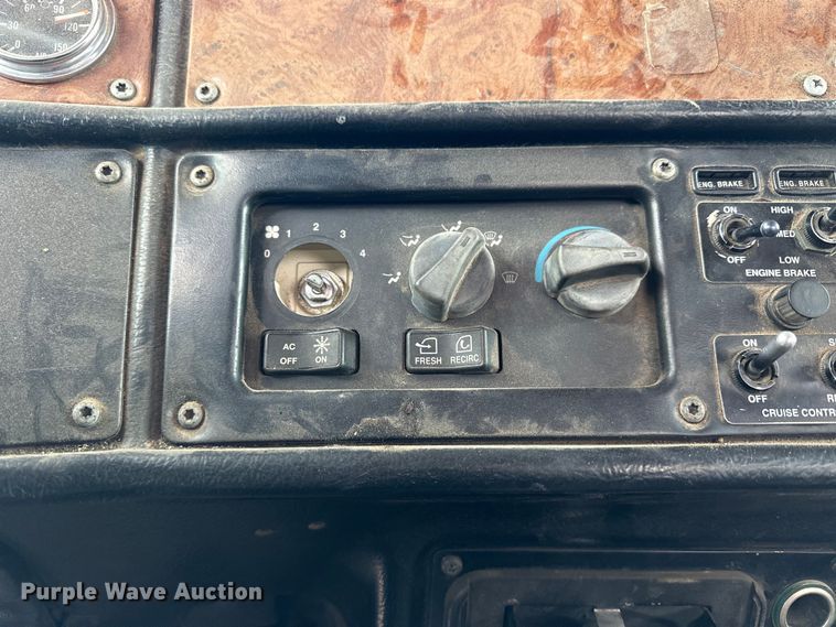 image for item OE9120 2001 Peterbilt  378 semi truck