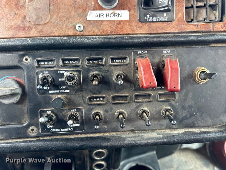 image for item OE9120 2001 Peterbilt  378 semi truck