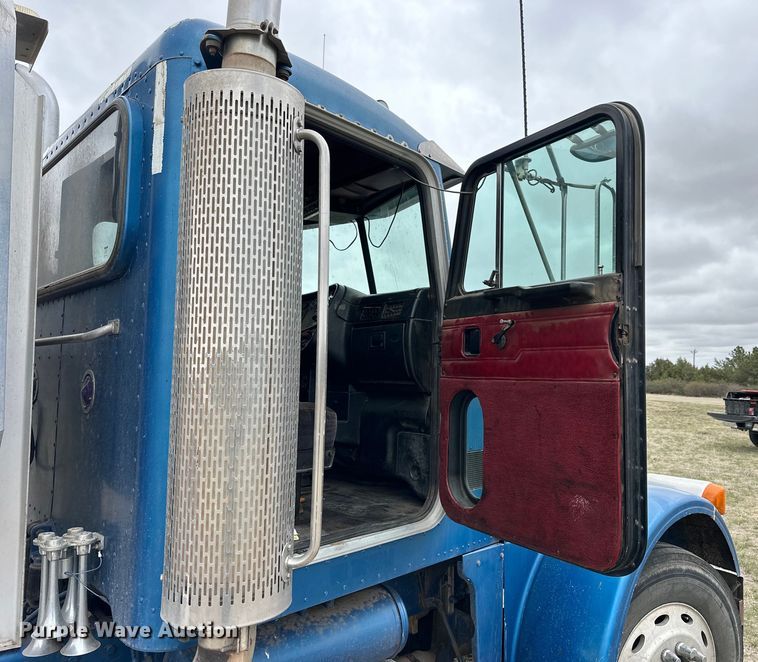 image for item OE9120 2001 Peterbilt  378 semi truck