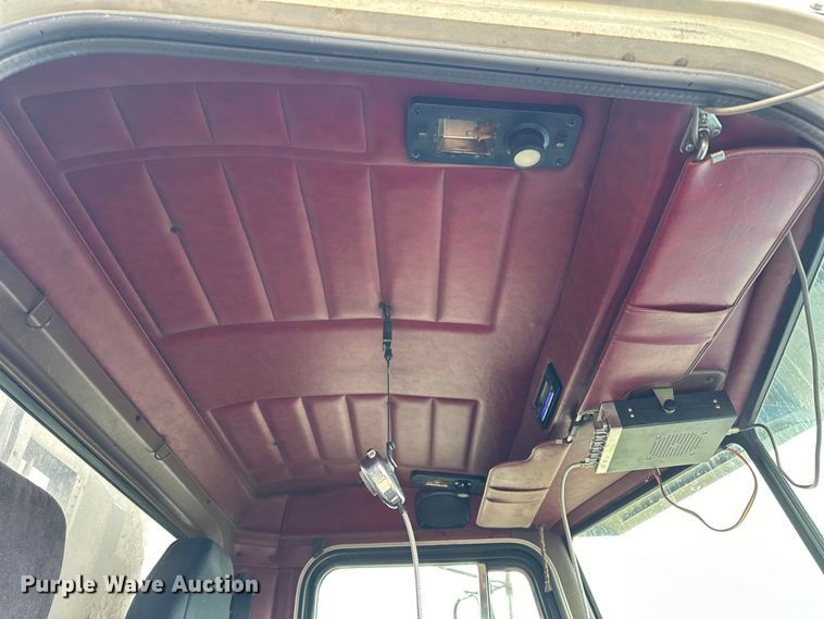 image for item OE9120 2001 Peterbilt  378 semi truck