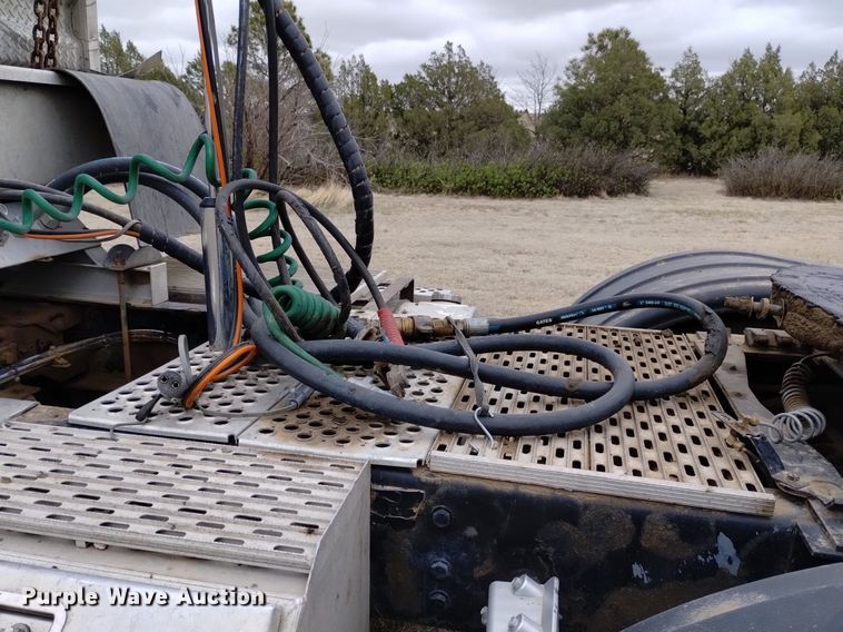 image for item OE9121 2014 Kenworth  T880 semi truck