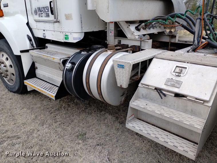 image for item OE9121 2014 Kenworth  T880 semi truck