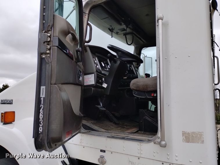 image for item OE9121 2014 Kenworth  T880 semi truck