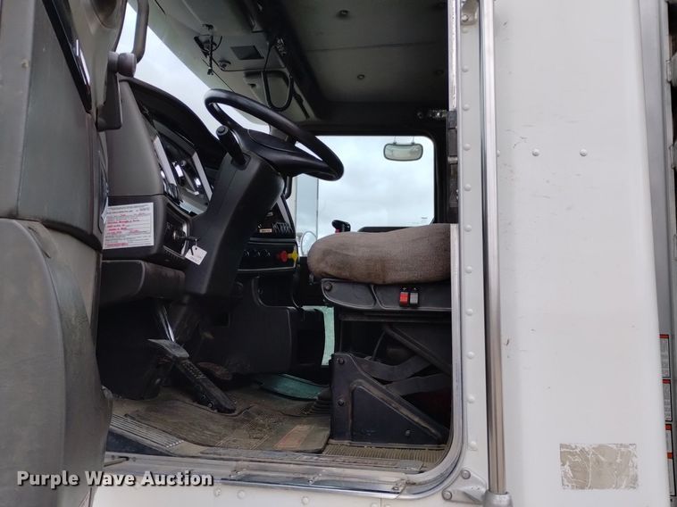 image for item OE9121 2014 Kenworth  T880 semi truck