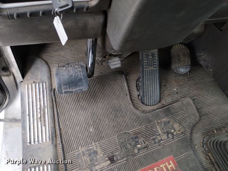 image for item OE9121 2014 Kenworth  T880 semi truck