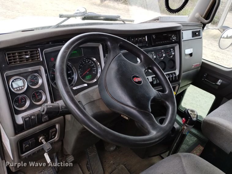 image for item OE9121 2014 Kenworth  T880 semi truck