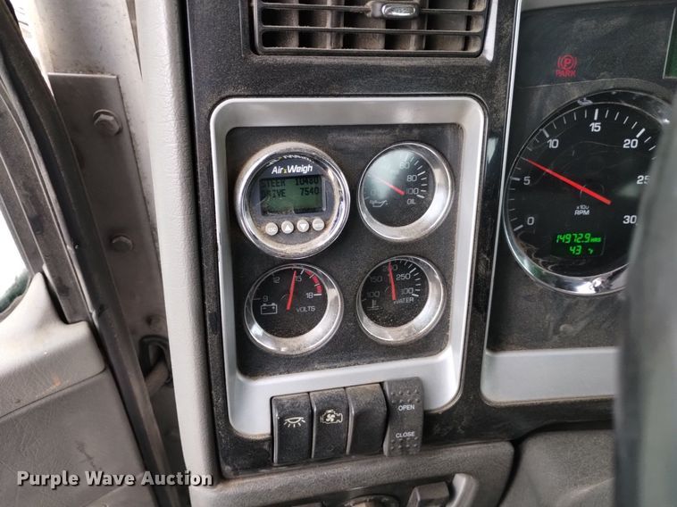 image for item OE9121 2014 Kenworth  T880 semi truck