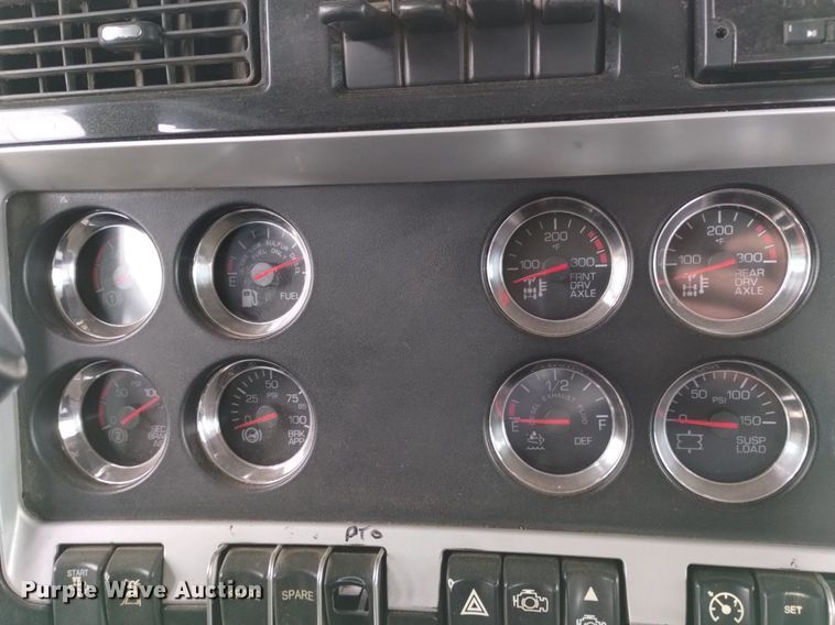 image for item OE9121 2014 Kenworth  T880 semi truck