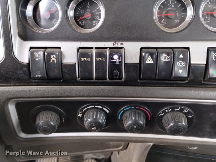 image for item OE9121 2014 Kenworth  T880 semi truck