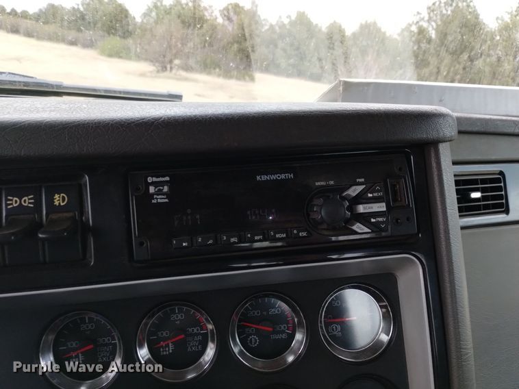 image for item OE9121 2014 Kenworth  T880 semi truck