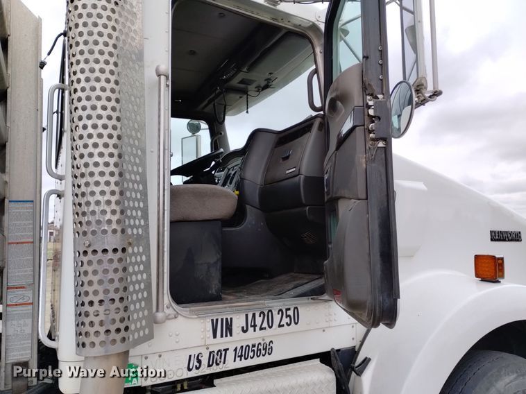 image for item OE9121 2014 Kenworth  T880 semi truck