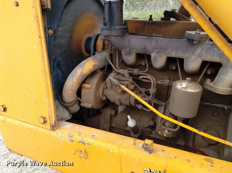 image for item OE9123 1981 Case 480D landscape tractor