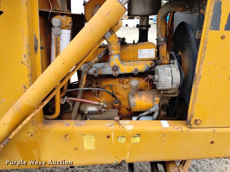 image for item OE9123 1981 Case 480D landscape tractor