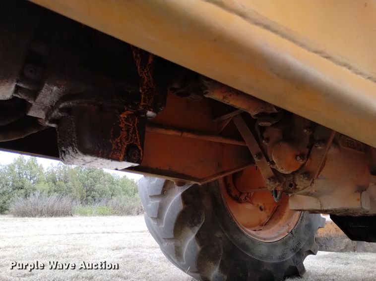 image for item OE9123 1981 Case 480D landscape tractor