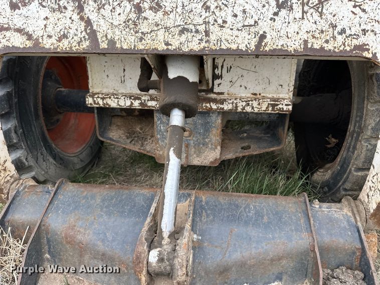 image for item OE9135 1993 Bobcat 743B skid steer loader