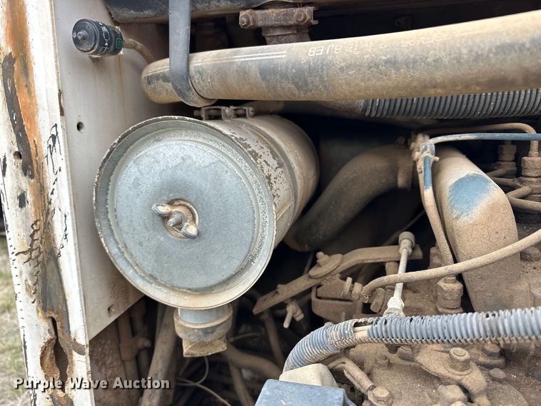 image for item OE9135 1993 Bobcat 743B skid steer loader