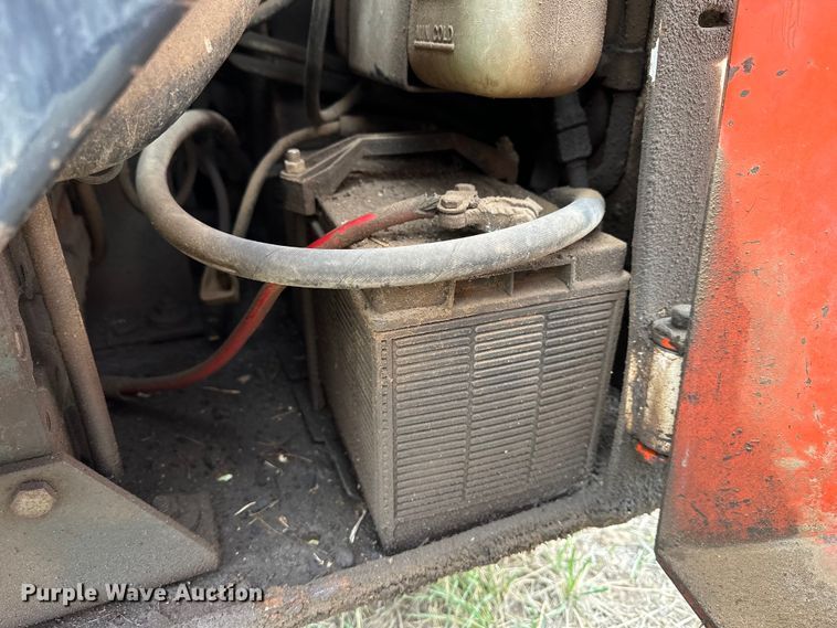 image for item OE9135 1993 Bobcat 743B skid steer loader