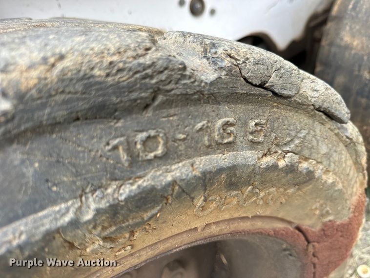 image for item OE9135 1993 Bobcat 743B skid steer loader